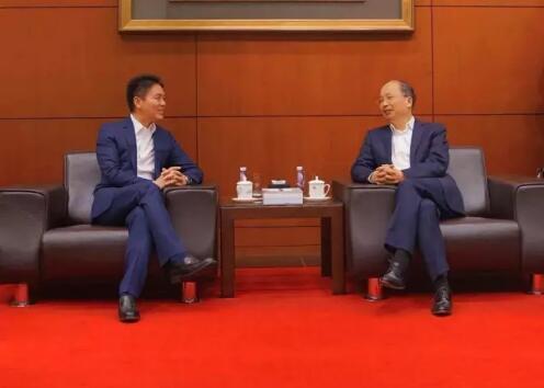 中國(guó)工商銀行董事長(zhǎng)易會(huì)滿和京東集團(tuán)董事局主席兼首席執(zhí)行官劉強(qiáng)東見(jiàn)證了雙方合作協(xié)議的簽署。 