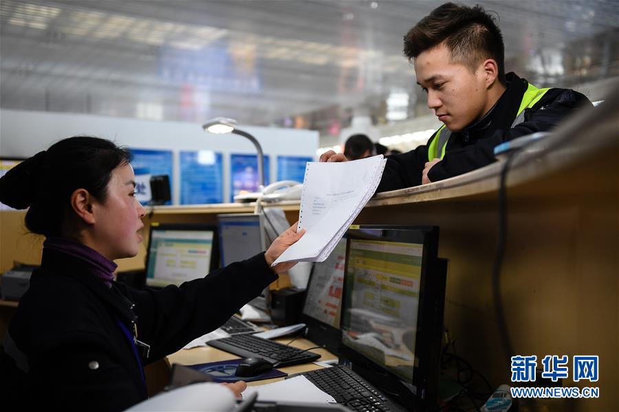 （關(guān)注春運(yùn)·圖片故事）（1） 奔跑吧！高鐵送餐小哥