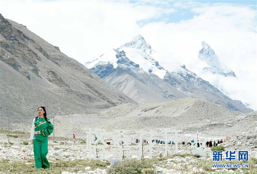 （文化）（5）“格?；ㄩ_(kāi)”西藏民族服飾秀亮相珠峰大本營(yíng)