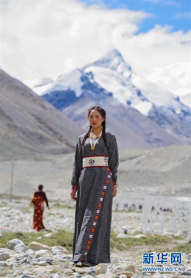 （文化）（3）“格?；ㄩ_”西藏民族服飾秀亮相珠峰大本營